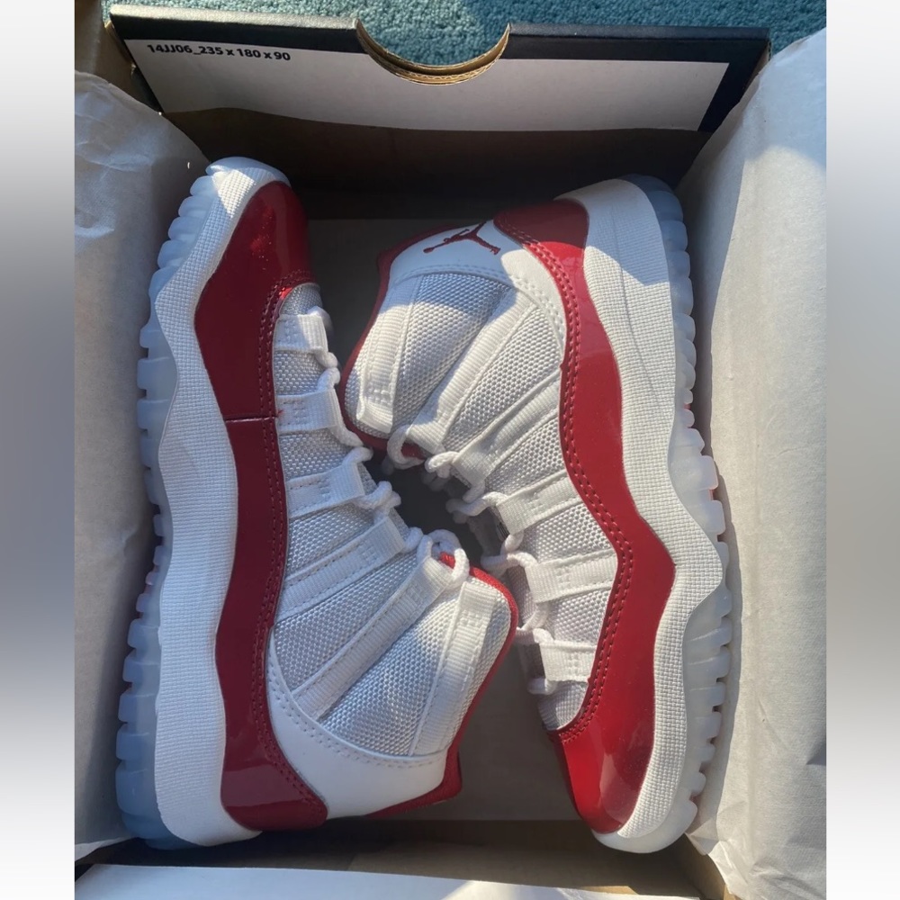 Air Jordan 11 Cherry
